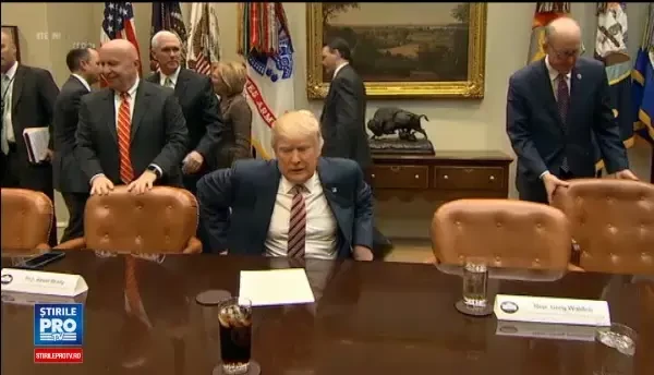 Americanii se amuza pe seama unui tic al presedintelui Trump. De la ce gest nu se poate abtine nici la intalniri oficiale