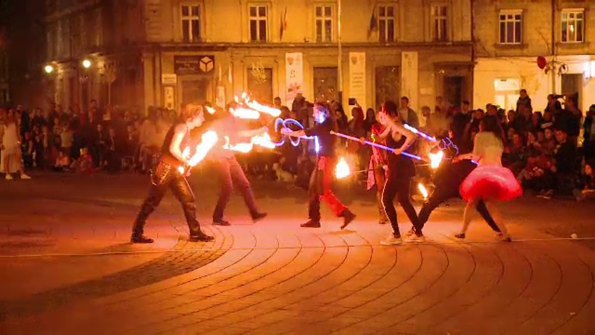 Atmosfera de carnaval la Timisoara. Festivalul care aduce arta cat mai aproape de tineri: "Ma bucur foarte tare sa vad asta"