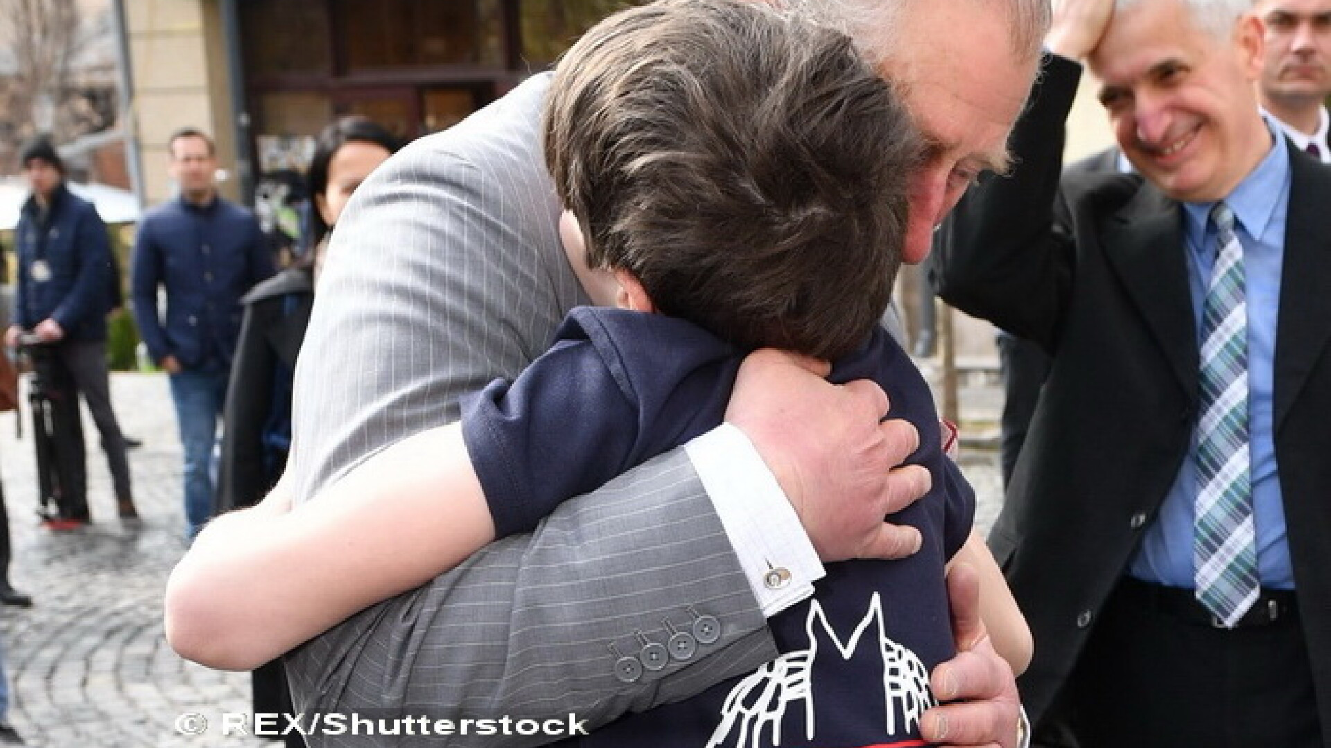 Cine este de fapt baiatul de etnie roma care a sarit sa-l imbratiseze pe Printul Charles la Bucuresti