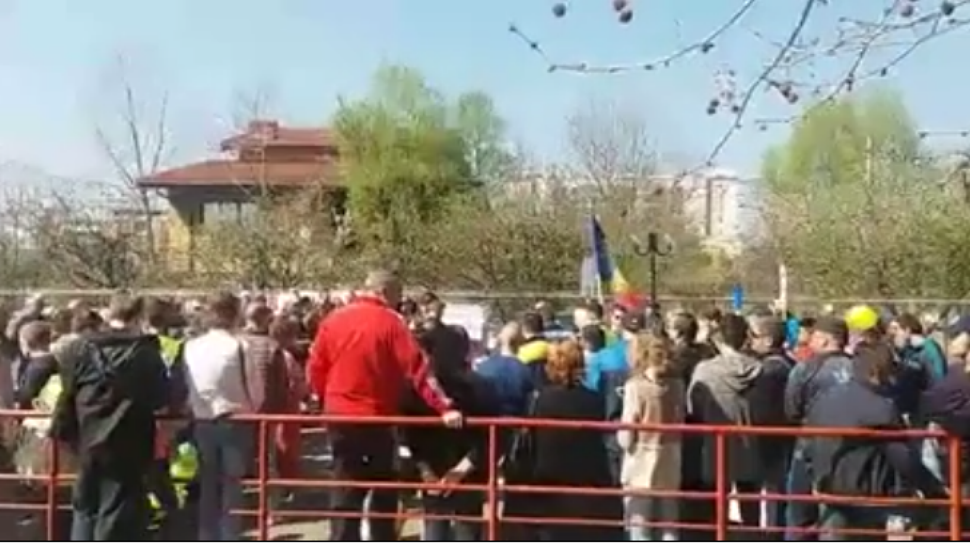 Traficul infernal si lipsa trotuarelor a scos in strada sute de oameni din Prelungirea Ghencea. "Vrem pasaj"