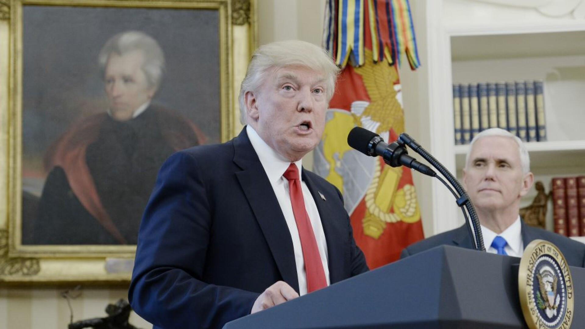 Trump a parasit o ceremonie organizata pentru semnarea unor ordine fara a le semna. Ce l-a infuriat pe presedinte