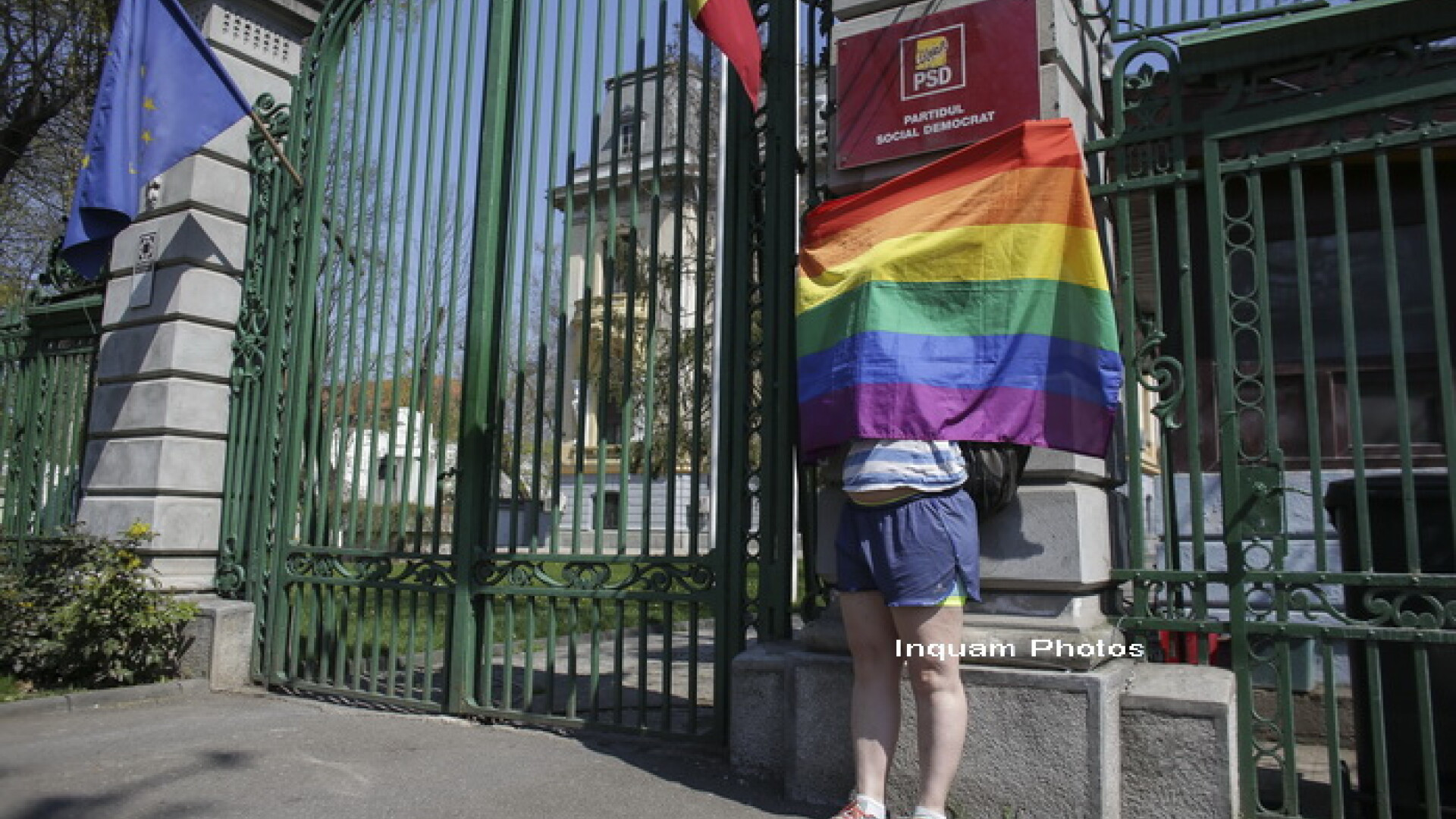 Zeci de membri ai comunitatii LGBT au protestat la sediul PSD fata de declaratiile senatorului Ioan Denes. FOTO