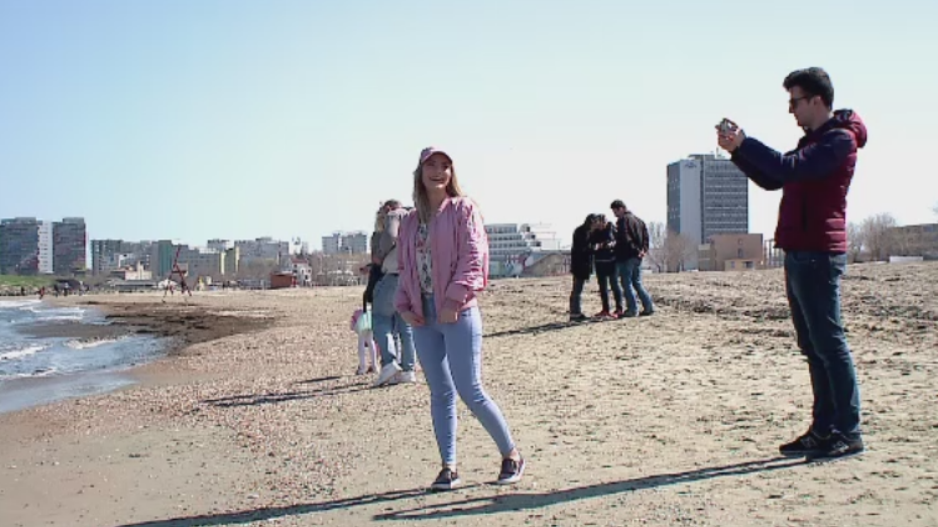 Vremea frumoasa i-a trimis pe unii romani la mare. Hotelurile, ocupate 80% de turisti