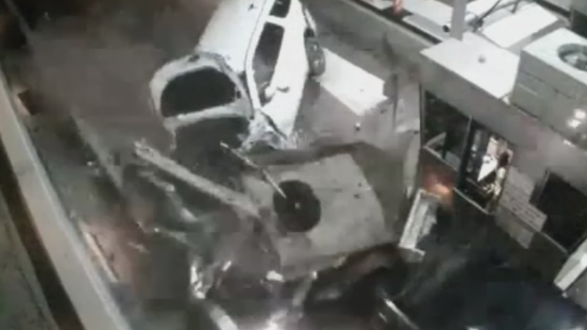 Accident infiorator pe o autostrada din SUA. Un SUV a spulberat mai multe autovehicule, un sofer a murit. VIDEO