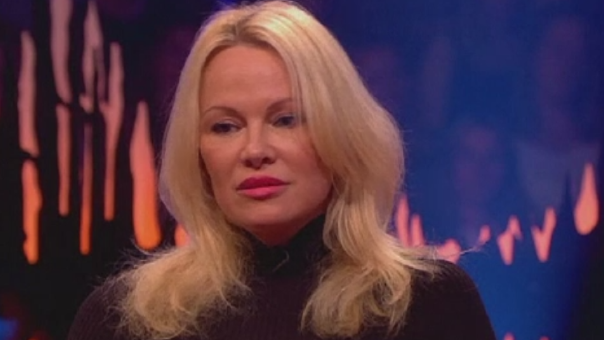 "E un tip foarte sexy". Pamela Anderson alimenteaza zvonurile conform carora formeaza un cuplu cu Jullian Assange