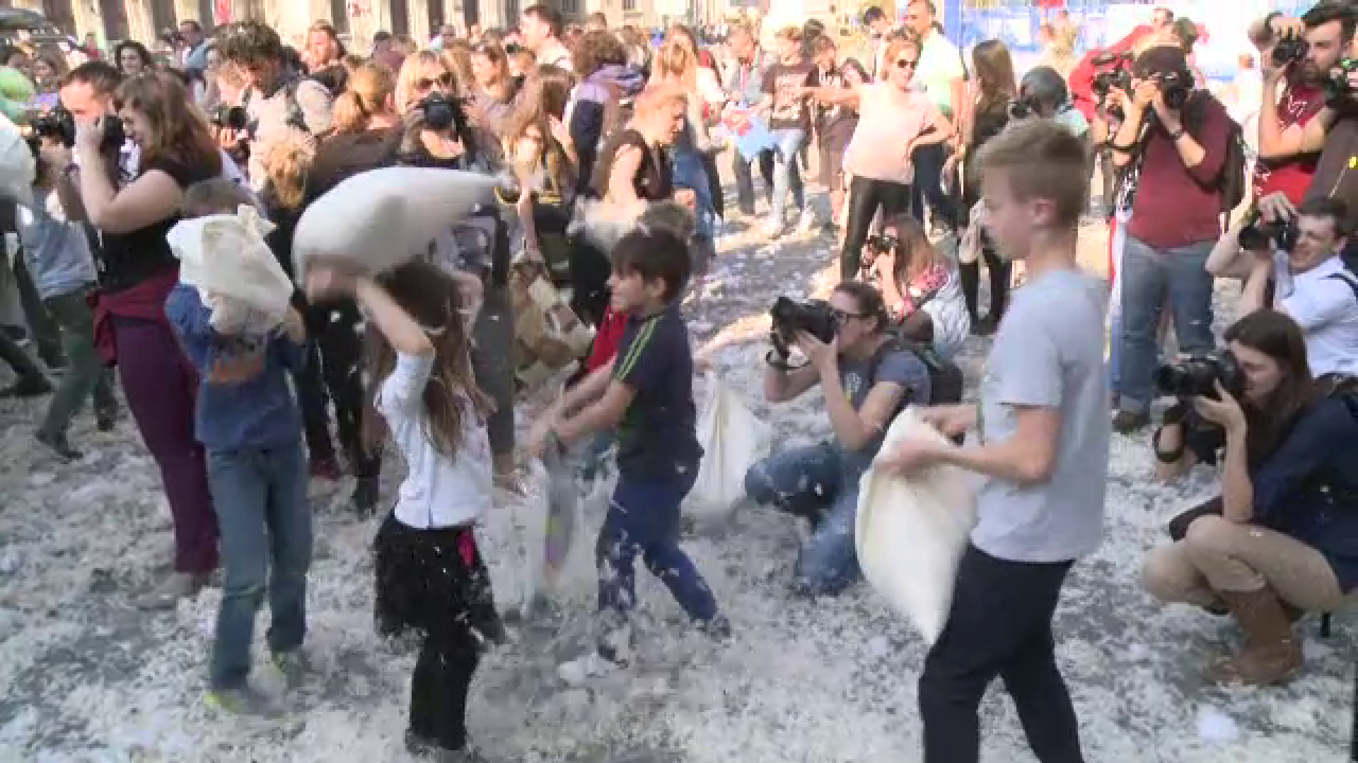 Sute de oameni si-au dat intalnire in Piata Universitatii, de Ziua Internationala a Bataii cu Perne