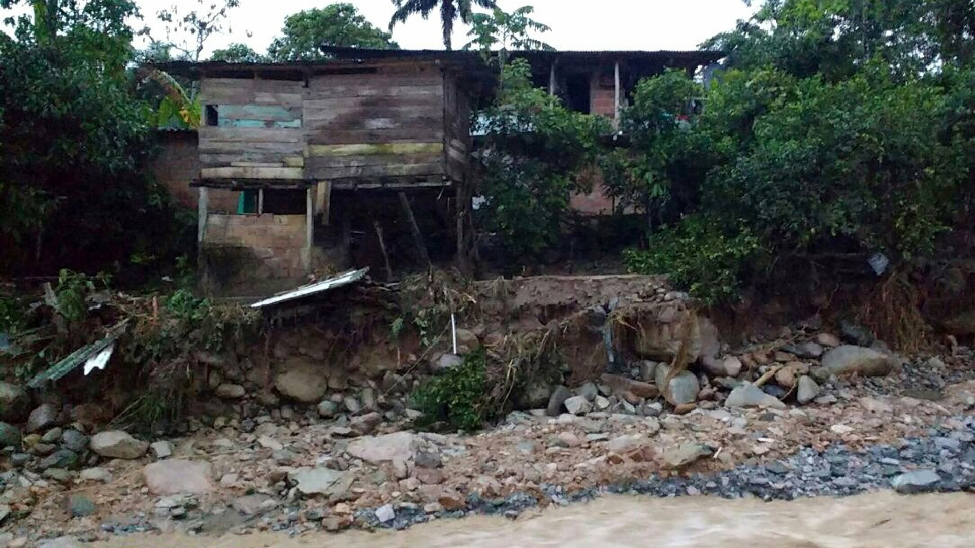 Cel putin 112 morti si 120 de raniti in urma unei alunecari de teren in Columbia. 17 cartiere, rase de pe fata pamantului