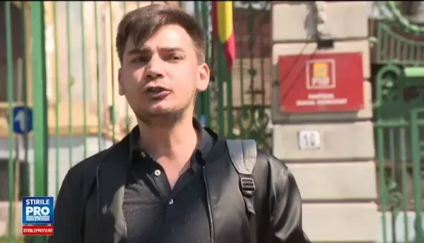 Zeci de membri ai comunitatii LGBT au protestat la sediul PSD fata de declaratiile senatorului Ioan Denes. FOTO