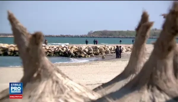 Vremea frumoasa i-a trimis pe unii romani la mare. Hotelurile, ocupate 80% de turisti