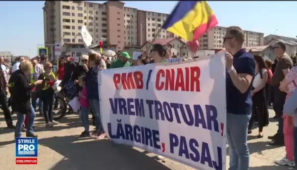 Traficul infernal si lipsa trotuarelor a scos in strada sute de oameni din Prelungirea Ghencea. Vrem pasaj