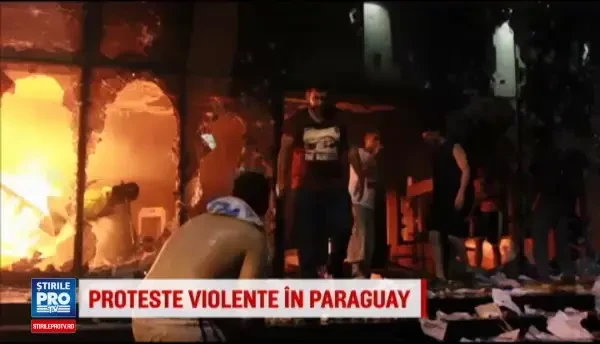 Proteste violente in Paraguay. Suparati pe o lege votata in secret, manifestantii au dat foc cladirii Congresului. FOTO