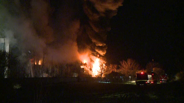 Un mort si un ranit in urma unui incendiu devastator in Afumati. Pompierii au intervenit cu 18 autospeciale
