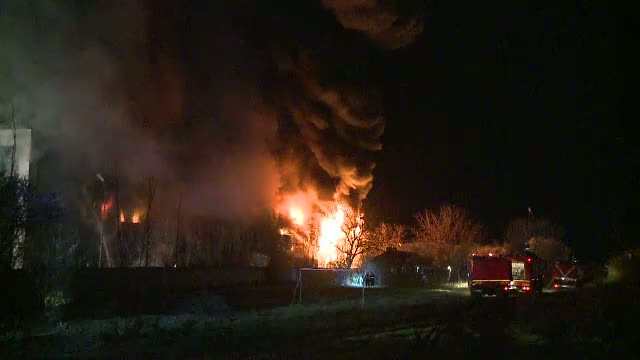 Peste zece hectare de vegetatie uscata din Muntii Apuseni, cuprinsa de incendiu. Interventia a fost una dificila