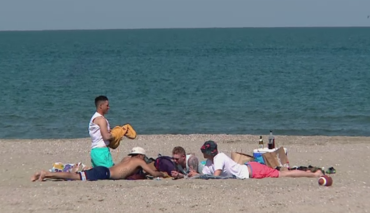 Plaja si o baie in mare la 15 grade. Unele hoteluri au fost ocupate 100% de turistii dornici sa admire marea