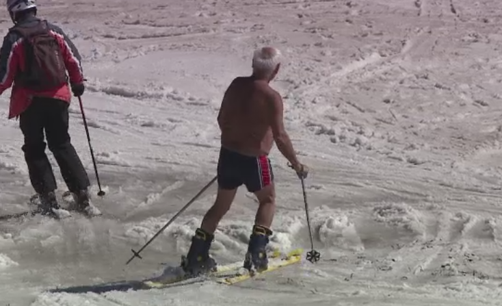 Turistii s-au relaxat cu gratare sau pe schiuri la munte. Un barbat s-a echipat in slipi pe partie