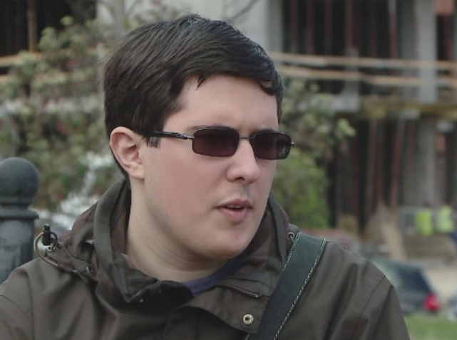 Sufera de autism dar a reusit sa ajunga student la Stiinte Economice. Sute de romani au iesit in strada pentru cei ca el