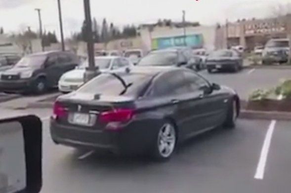 A vazut un BMW parcat pe doua locuri si a luat atitudine. Ce i-a facut