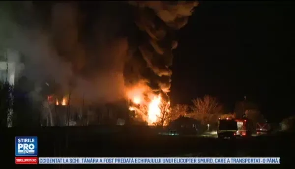 Un mort si un ranit, in urma unui incendiu devastator in Afumati. Pompierii au intervenit cu 18 autospeciale