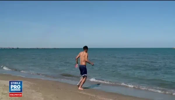 Plaja si o baie in mare la 15 grade. Unele hoteluri au fost ocupate 100% de turistii dornici sa admire marea