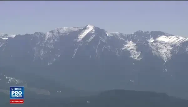 Turistii s-au relaxat cu gratare sau pe schiuri la munte. Un barbat s-a echipat in slipi pe partie