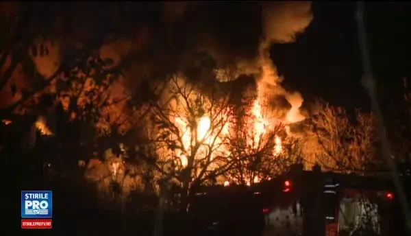 Un mort si un ranit in urma unui incendiu devastator in Afumati. Pompierii au intervenit cu 18 autospeciale