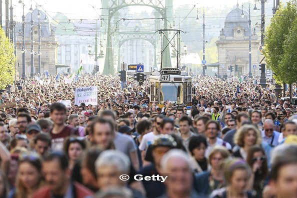 10.000 de manifestanti au iesit in strada, in Budapesta, in sprijinul universitatii infiintate de miliardarul George Soros