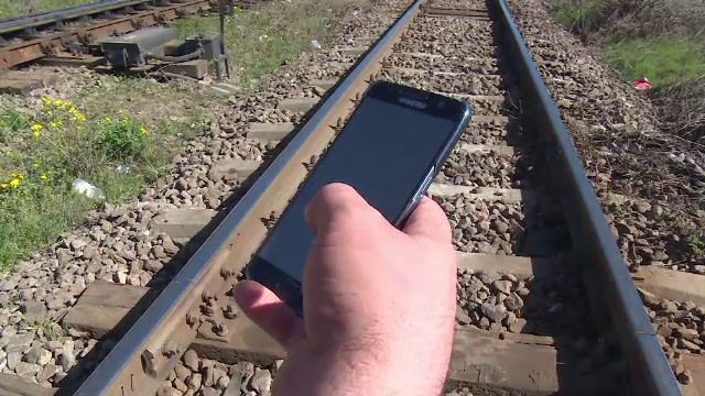 Tanar din Dambovita gasit mort pe linia ferata. Politistii cred ca s-a sinucis din dragoste; ce au descoperit in telefon