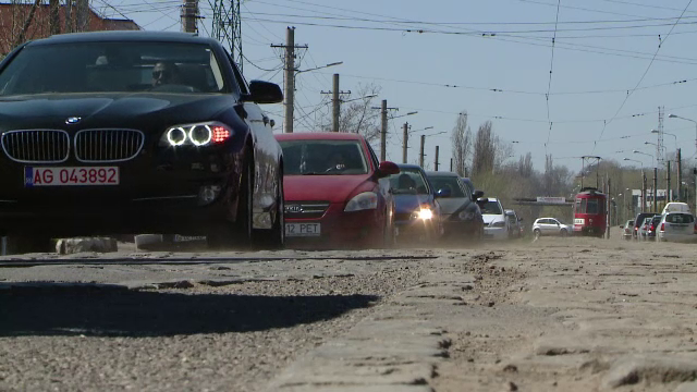Protest pe un drum judetean de langa Iasi. Sofer: "Nu vreau sa spun cati bani am lasat in service ca ma bate nevasta"