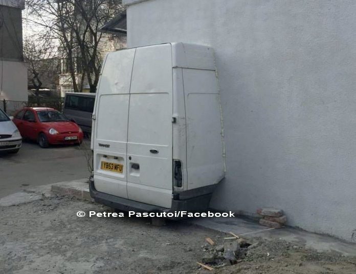 Si-a infipt in peretele apartamentului o duba si nimeni nu stie de ce. Ce a facut dupa ce a fost vizitat de politie