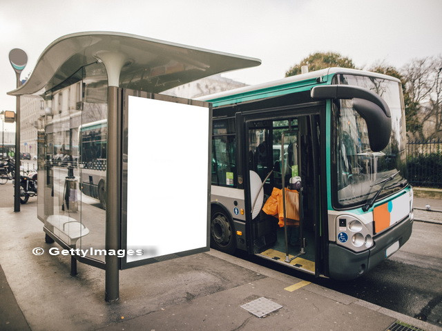 Un solicitant de azil a fost batut cu bestialitate intr-o statie de autobuz din Londra. Cine sunt atacatorii