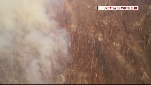 Pompierii si voluntarii din Alba intervin de 3 zile in zona Muntilor Apuseni la un incendiu care se manifesta pe 15 hectare
