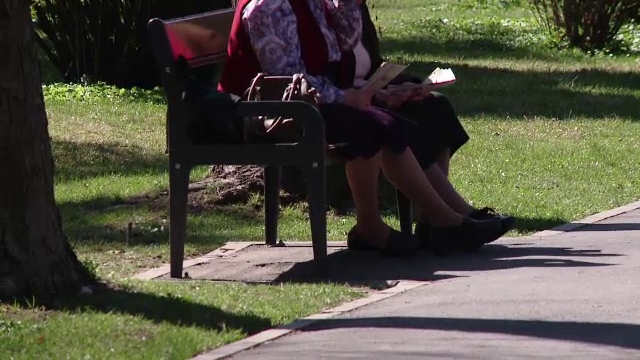 Parkinson, o boala care apare la tot mai multi romani si tot mai devreme. Care sunt, de fapt, primele simptome