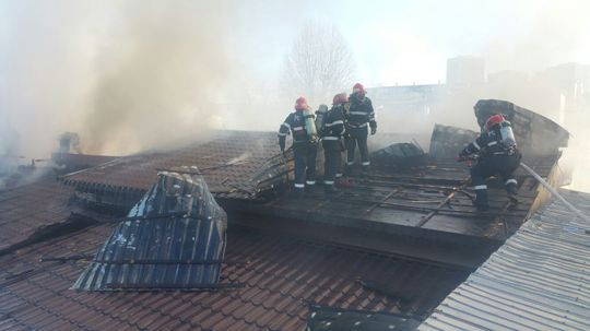 Incendiu in podurile a patru imobile din Capitala, cu degajari mari de fum. FOTO
