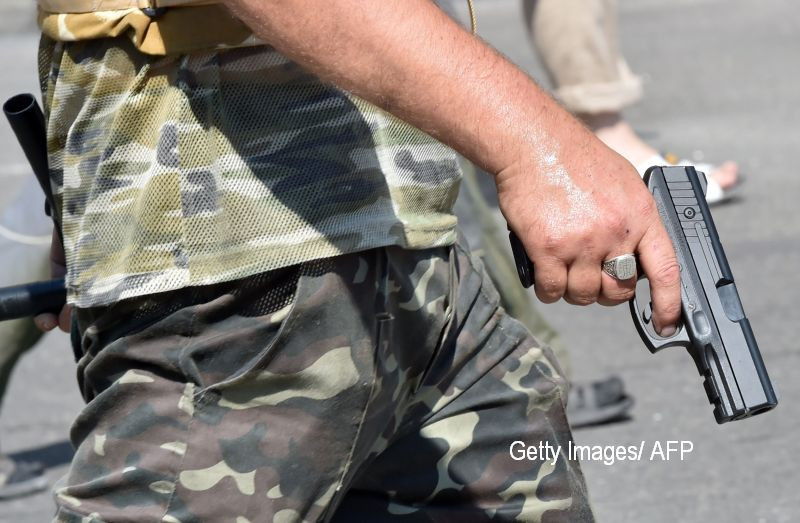 Doi barbati au incercat sa rapeasca o femeie din fata locuintei ei, iar logodnicul i-a sarit in ajutor. Cine a fost arestat