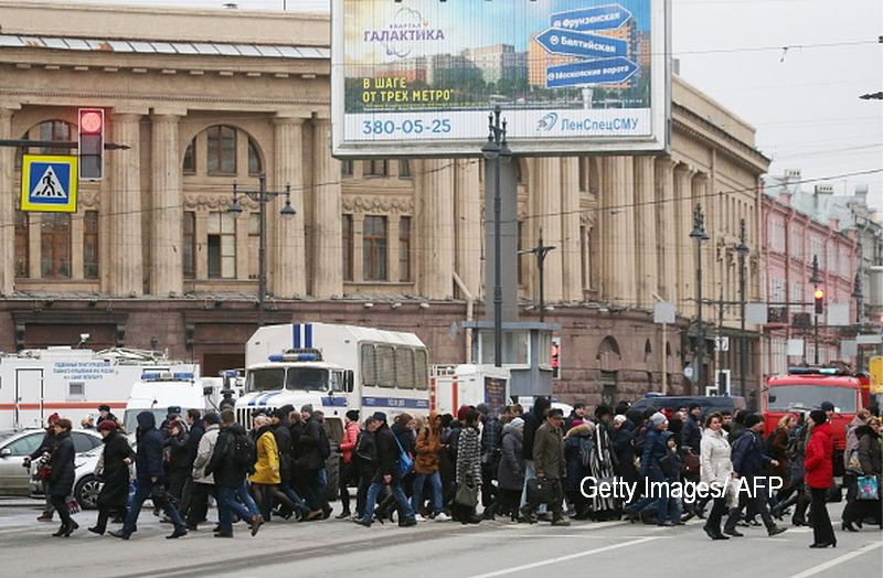 Imagini cu interventia fortelor de ordine, dupa explozia din Sankt Petersburg. La fata locului a fost trimis si un elicopter