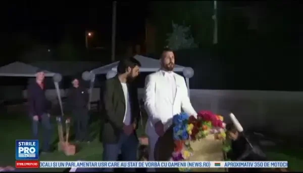 Studentul sarb candidat la presedintie a continuat parodia dupa inchiderea urnelor. Anuntul facut de la un pupitru de piatra