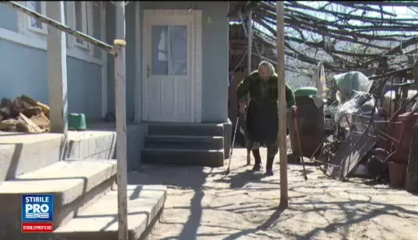Copiii nu o mai viziteaza si traieste numai din mila vecinilor. Cat are pensia femeia de 85 de ani din Vaslui