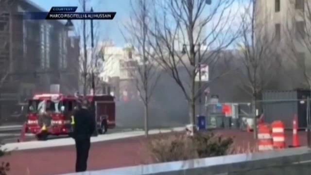 Explozii in subteran, in Boston. Momentul in care capacul unei guri de canalizare este aruncat cativa metri in aer