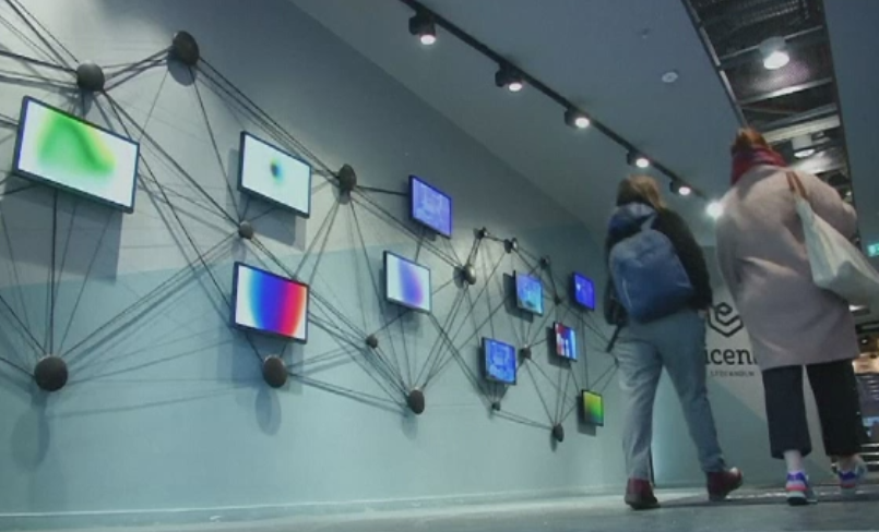 Angajatii care folosesc aparatele de la birou fara sa le atinga. "Nu mai ai nevoie de chei sau de legitimatii"