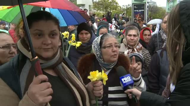 Aproximativ 150 de florari au protestat in Piata Universitatii. Mesajul Gabrielei Firea