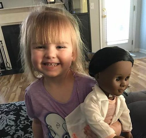 O fetita de doi ani si-a ales o papusa de culoare. Ce i-a spus casiera si care a fost raspunsul fabulos al fetitei