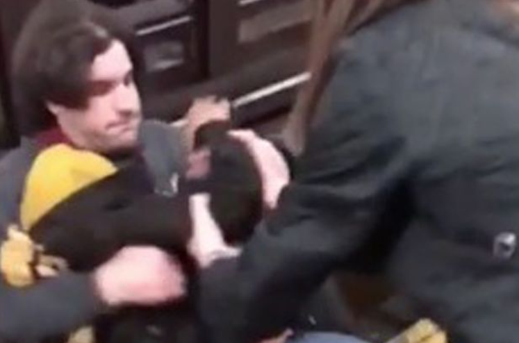 A cazut inconstient pe sinele metroului din New York. Cum a fost salvat barbatul cu cateva clipe inainte de sosirea trenului