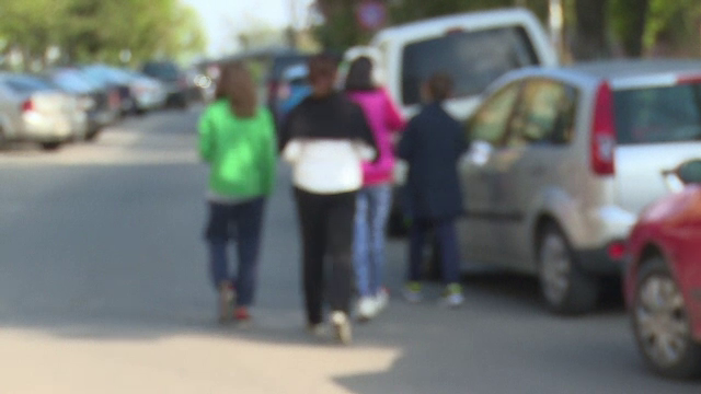 S-a dezbracat pe strada in fata unor fetite, in Targoviste. Ce-a patit barbatul dupa ce copilele au inceput sa tipe