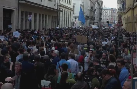 Universitatea lui Soros din Budapesta, amenintata cu inchiderea. Mii de maghiari au protestat in fata sediului cladirii