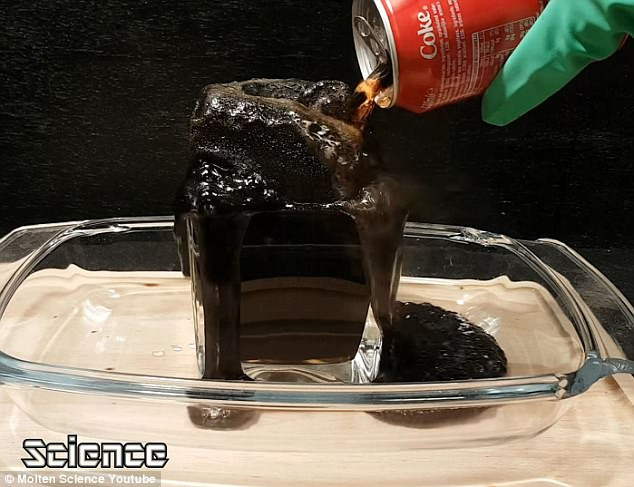 Experiment: ce se intampla in stomacul tau cand Cola intra in contact cu sucul gastric. VIDEO