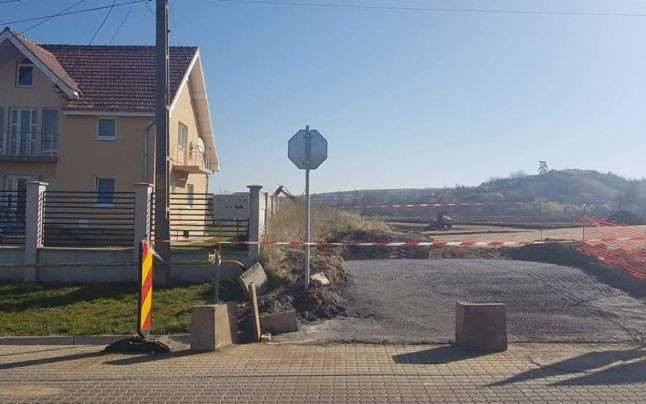 Casa din Alba Iulia care va fi la doar cinci metri de autostrada Sebes - Turda. Geamurile au inceput deja sa se crape