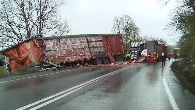 Trei TIR-uri s-au ciocnit pe o sosea din Arad. Soferul vinovat a pierdut controlul intr-o curba periculoasa