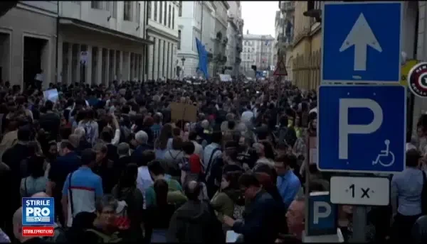 Universitatea lui Soros din Budapesta, amenintata cu inchiderea. Mii de maghiari au protestat in fata sediului cladirii