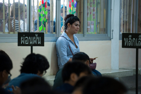 Transsexualii din Thailanda, in rochii si machiaj, la cozi uriase, in timpul recrutarii in armata. "Mi-e frica sa fiu soldat"