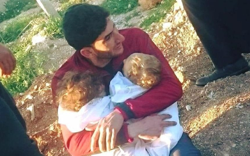 "Toata familia a murit". Un barbat isi strange in brate gemenii ucisi in atacul chimic din Siria; 19 din rudele sale, omorate